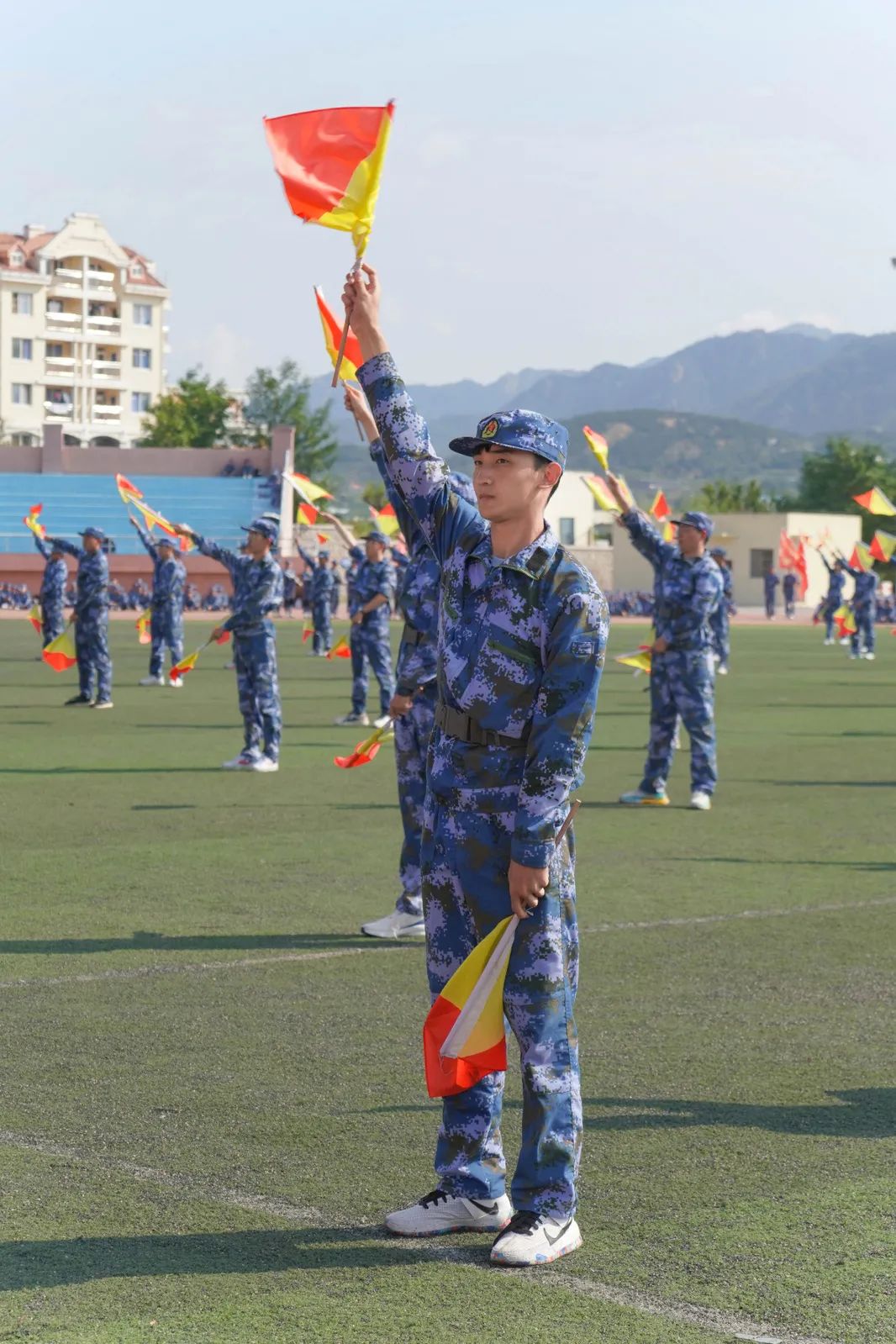 包含中场调度自如，进攻组织井然有序的词条